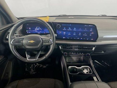 Used 2025 Chevrolet Traverse LT FWD image 21