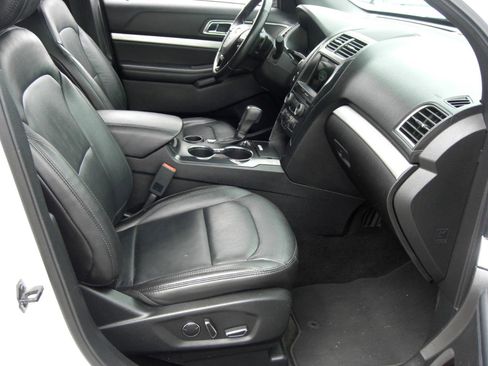 Used 2017 Ford Explorer XLT w/ Equipment Group 202A FWD image 14