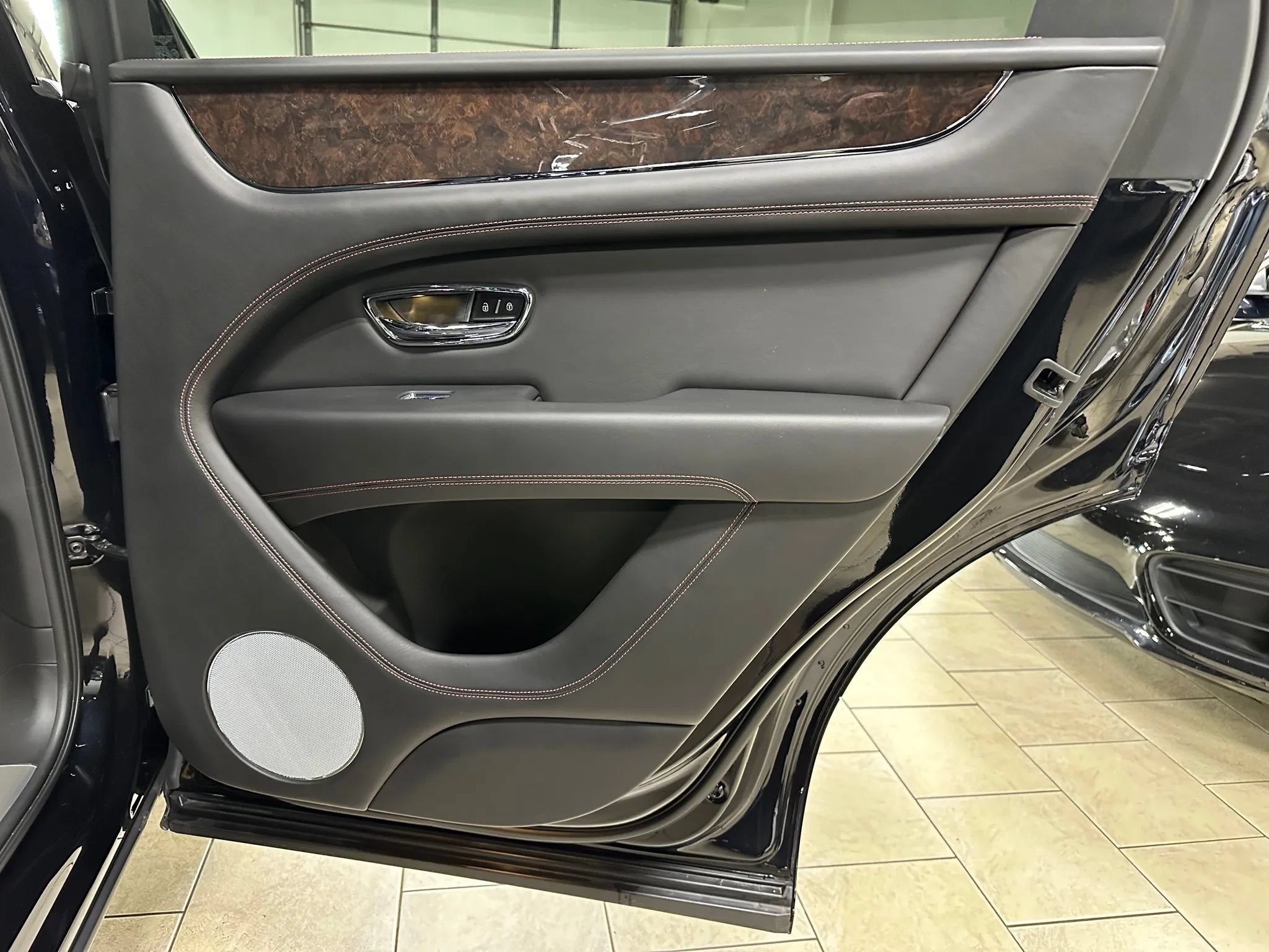 Used 2021 Bentley Bentayga AWD/4WD image 31