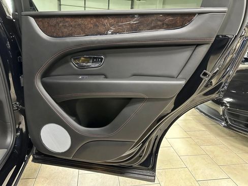 Used 2021 Bentley Bentayga AWD/4WD image 31