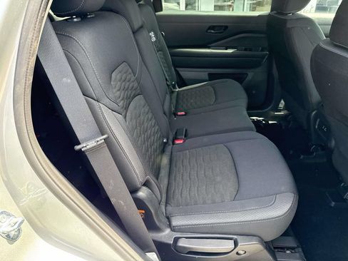 Used 2025 Nissan Pathfinder SV FWD image 9