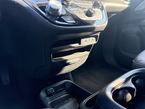 Used 2025 Chrysler Pacifica Select FWD image 16