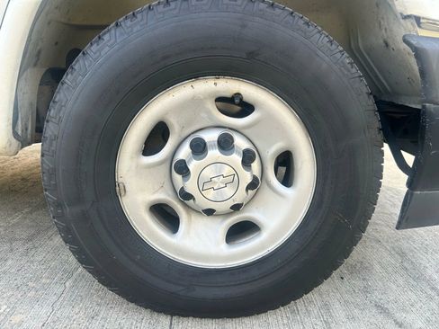 Used 2017 Chevrolet Express 2500 image 6