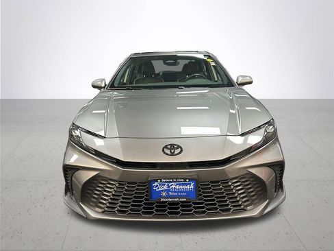 Used 2025 Toyota Camry SE image 3