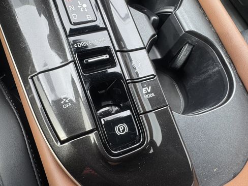 Used 2025 Toyota Crown Limited w/ Advanced Technology Package image 31