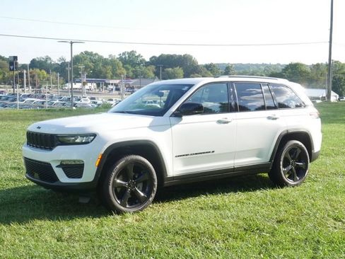 Used 2023 Jeep Grand Cherokee Limited w/ Black Appearance Package AWD/4WD image 9