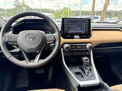 Used 2021 Toyota RAV4 XLE w/ Convenience Package FWD image 5