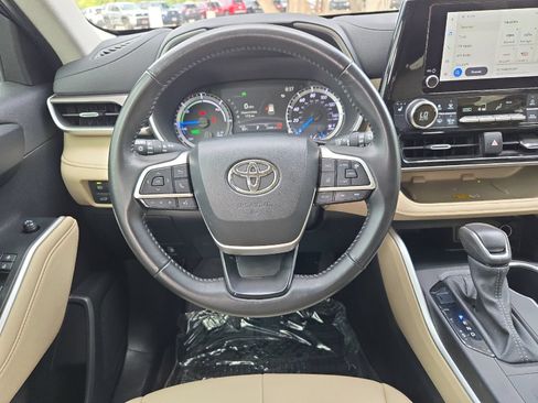 Used 2024 Toyota Highlander XLE AWD/4WD image 13