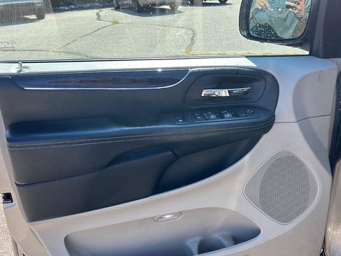 Used 2016 Chrysler Town & Country Touring FWD image 5