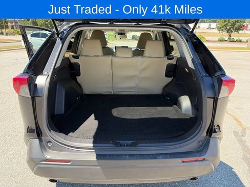 Used 2019 Toyota RAV4 LE FWD image 9