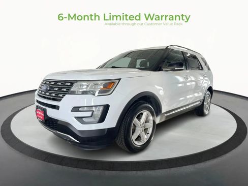 Used 2017 Ford Explorer XLT image 3