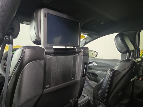 Certified 2024 Chrysler Pacifica Limited w/ Uconnect Theater Family Group image 32