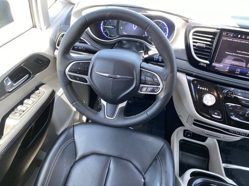 Used 2023 Chrysler Pacifica Touring-L FWD image 16