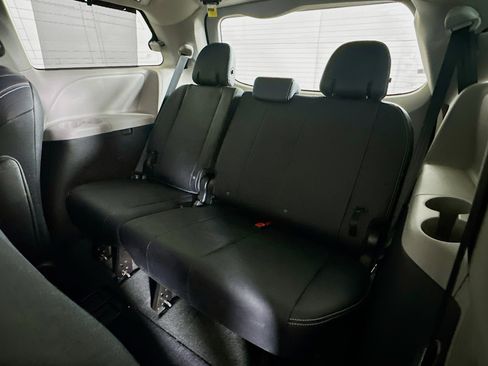 Used 2017 Toyota Sienna SE FWD image 27