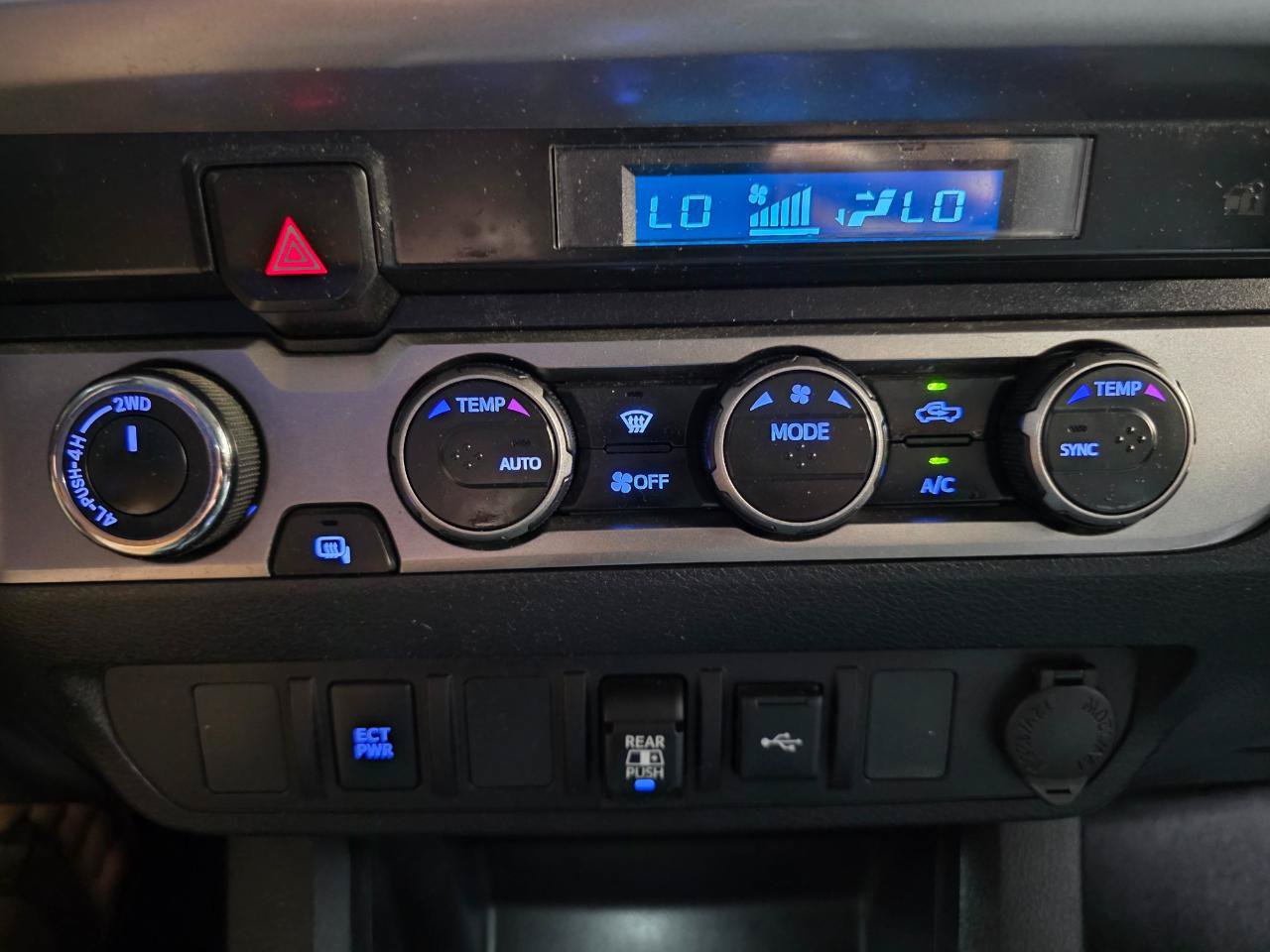 Used 2021 Toyota Tacoma SR5 AWD/4WD image 32