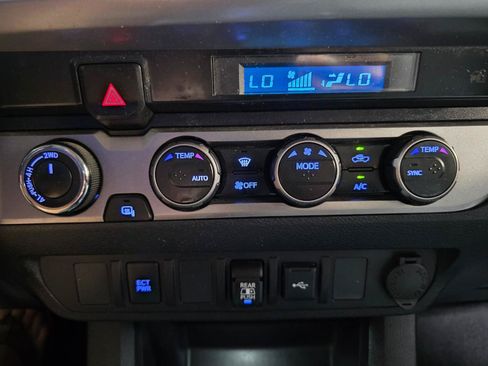 Used 2021 Toyota Tacoma SR5 AWD/4WD image 32