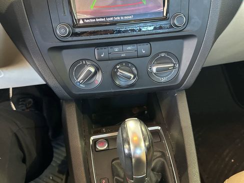 Used 2017 Volkswagen Jetta SE FWD image 6