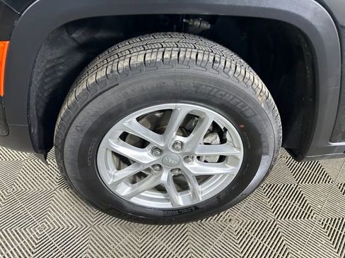 Used 2025 Jeep Grand Cherokee Laredo X image 11