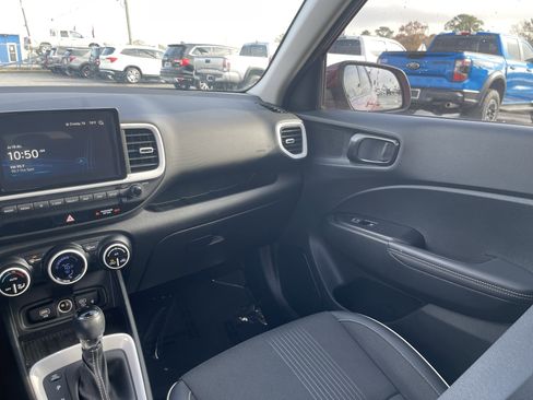 Used 2024 Hyundai Venue Limited image 31