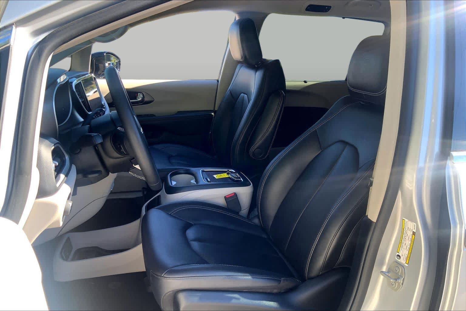 Used 2024 Chrysler Pacifica Touring-L FWD image 8