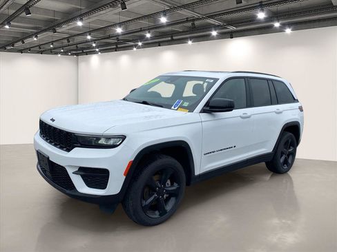 Used 2023 Jeep Grand Cherokee Altitude AWD/4WD image 3