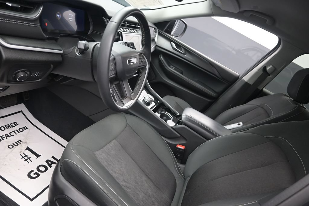 Used 2023 Jeep Grand Cherokee Laredo RWD image 17
