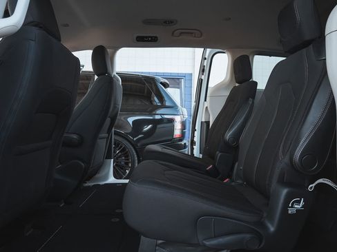 Used 2017 Chrysler Pacifica Touring image 13