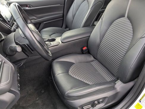 Used 2024 Toyota Camry SE image 18