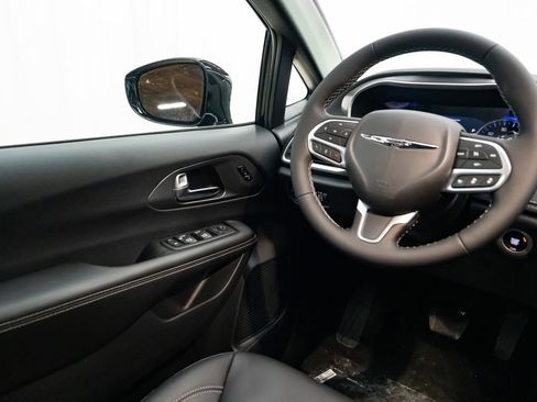 New 2026 Chrysler Pacifica Select image 12