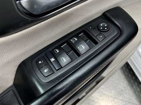 Used 2024 Chrysler Pacifica Limited FWD image 16