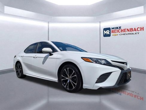 Used 2020 Toyota Camry SE image 2