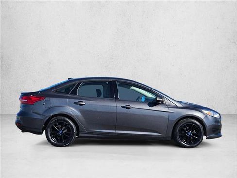 Used 2018 Ford Focus SE w/ Cold Weather Package FWD image 4