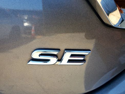Used 2017 Toyota Camry SE w/ Moonroof Package FWD image 14
