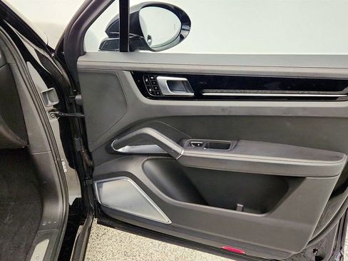Used 2020 Porsche Cayenne Turbo image 27