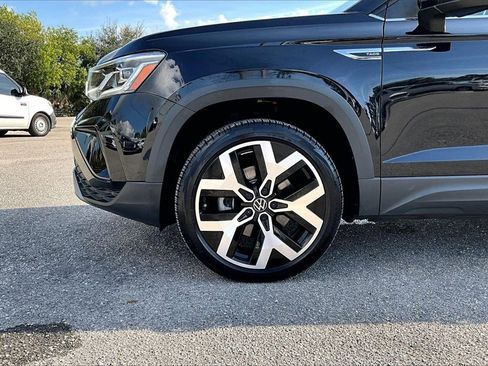 Certified 2022 Volkswagen Taos SEL image 13