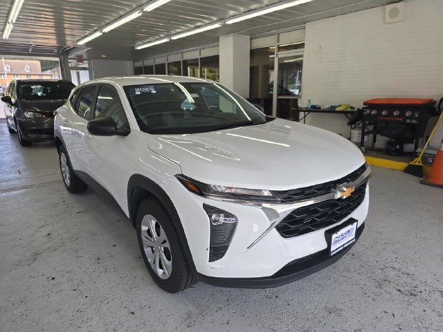 Used 2025 Chevrolet Trax LS FWD image 7