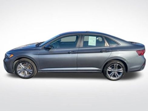 Used 2024 Volkswagen Jetta SE image 3