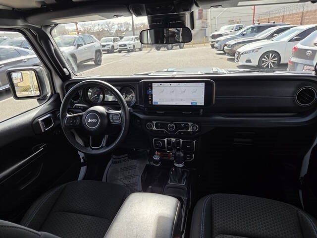 Used 2024 Jeep Wrangler Unlimited Rubicon 4xe AWD/4WD image 3
