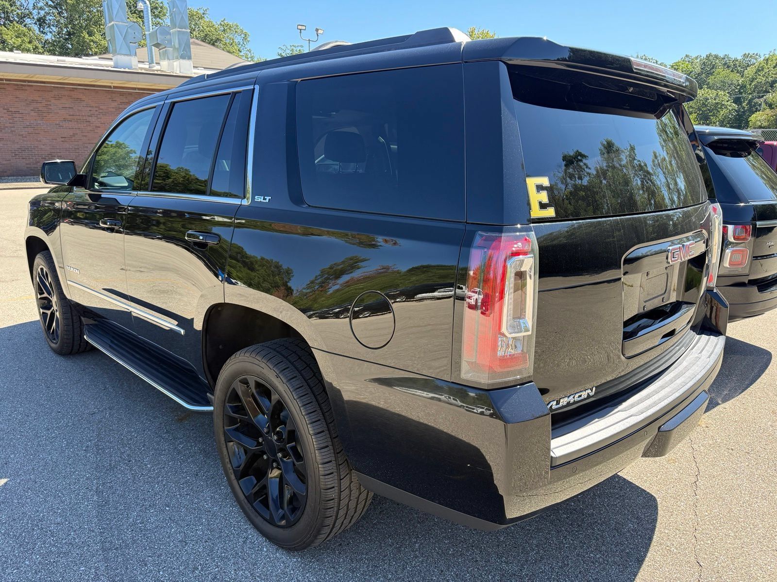 Used 2020 GMC Yukon SLT w/ Premium Edition AWD/4WD image 4