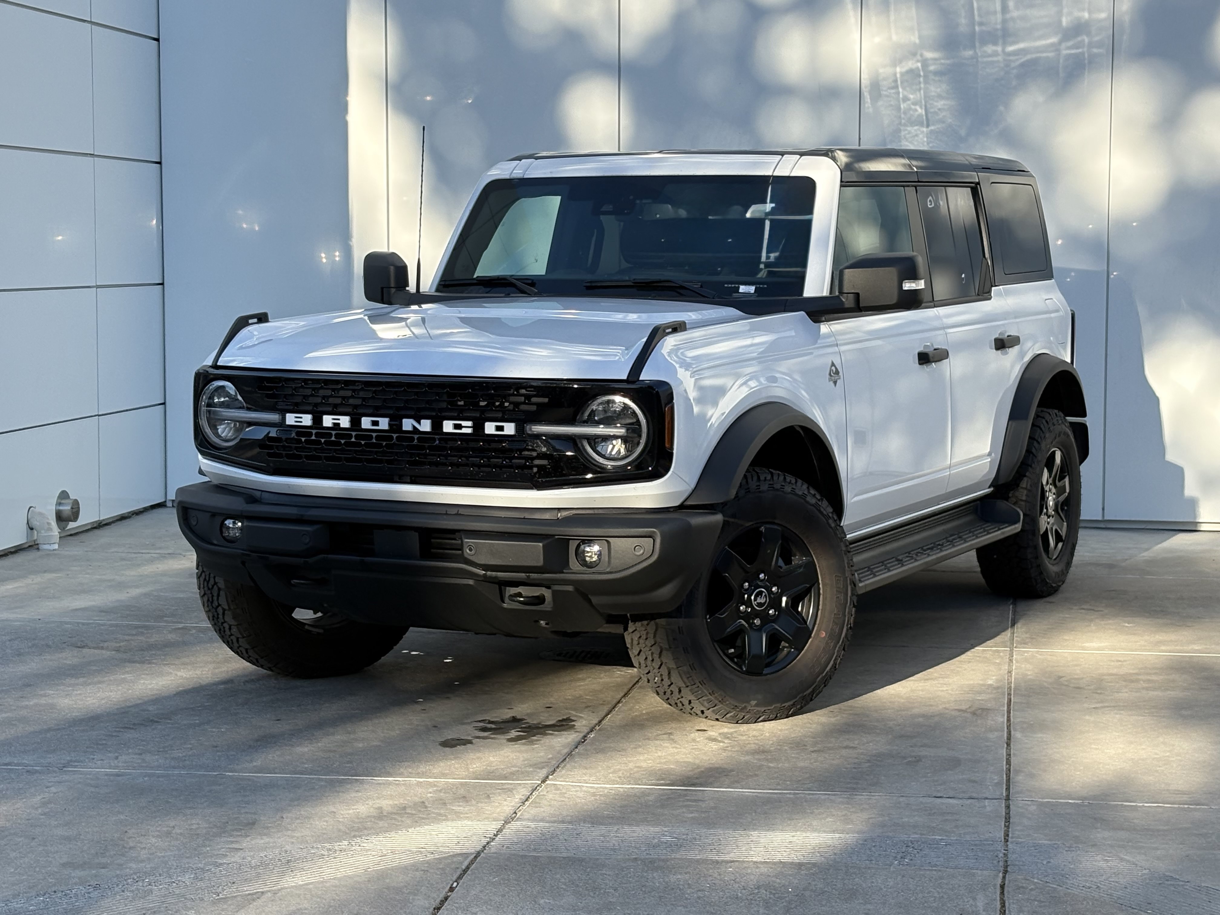 Used 2025 Ford Bronco Outer Banks AWD/4WD image 2