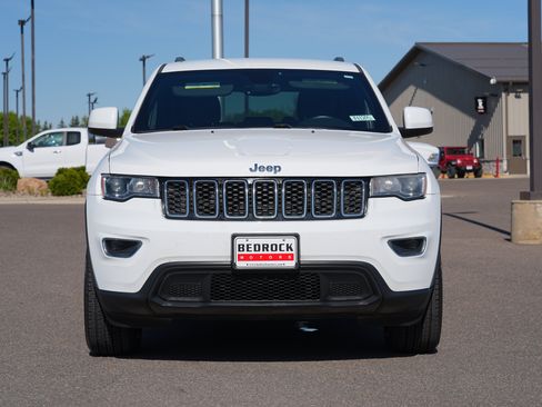 Used 2018 Jeep Grand Cherokee Laredo AWD/4WD image 8