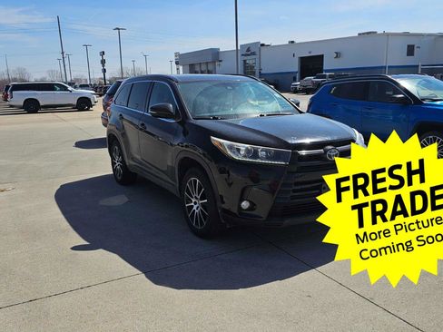 Used 2017 Toyota Highlander SE image 3