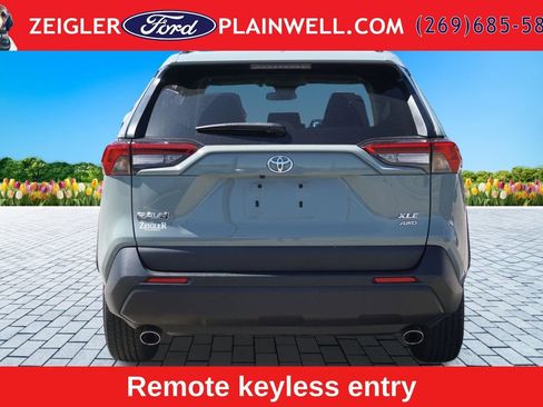 Used 2021 Toyota RAV4 XLE AWD/4WD image 4