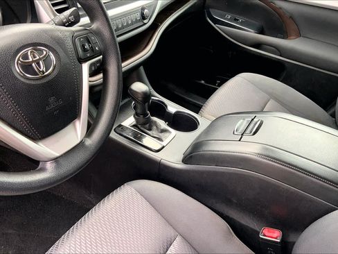 Used 2018 Toyota Highlander LE FWD image 16
