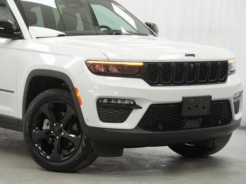 Used 2023 Jeep Grand Cherokee Limited w/ Luxury Tech Group II image 3