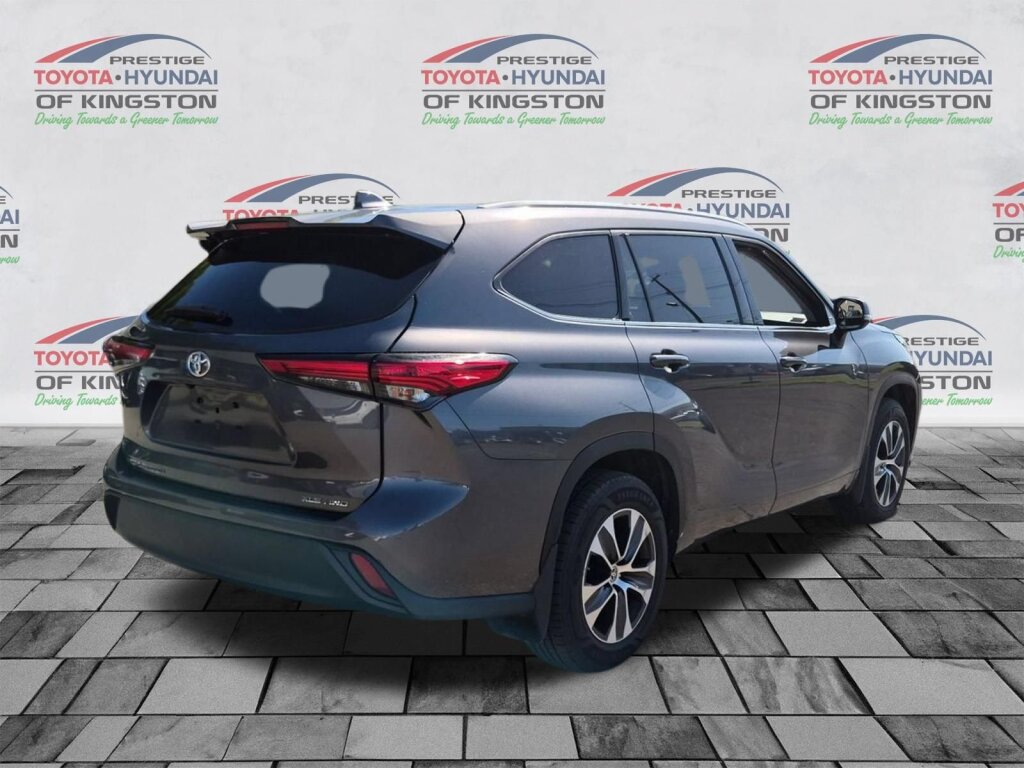 Certified 2022 Toyota Highlander XLE AWD/4WD image 3