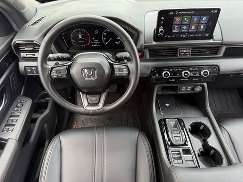 Used 2025 Honda Pilot TrailSport image 12