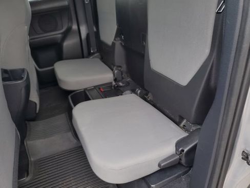 Used 2019 Toyota Tacoma SR5 w/ SR5 Appearance Package (SM) AWD/4WD image 24
