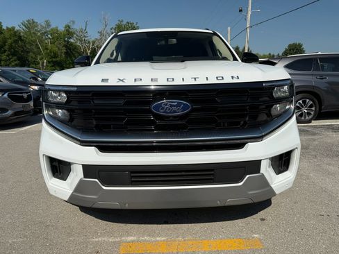 Used 2025 Ford Expedition Platinum AWD/4WD image 2
