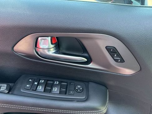 Used 2025 Chrysler Pacifica Select image 13